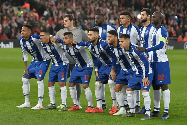 英雄联盟2025总决赛-转会期欧联焦点战，上海海港主帅复盘，悬念犹存，资深球员宣示担当的简单介绍