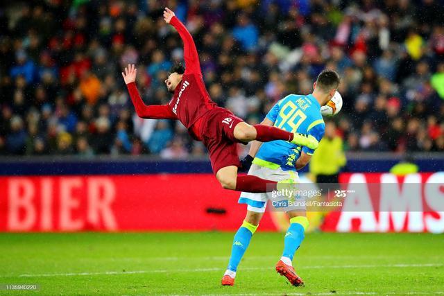 英雄联盟2025总决赛-包含赛前突围战来临，费耶诺德围绕亚冠刷新队史纪录，气氛紧张，训练强度明显提升的词条